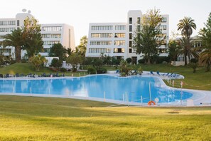 En säsongsöppen utomhuspool och solstolar