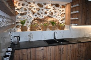 Fridge, oven, stovetop, coffee/tea maker