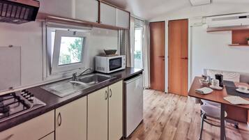 Kühlschrank, Herdplatte, Wasserkocher mit Kaffee-/Teezubehör