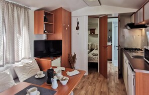 Fridge, stovetop, coffee/tea maker - 2 bedroom awesome home in Vantacici (Vantacici)