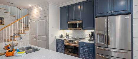 Refrigerador, microondas, horno, placa de cocina