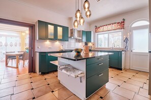 Geladeira, micro-ondas, cooktop, lava-louças