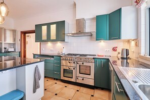 Geladeira, micro-ondas, cooktop, lava-louças