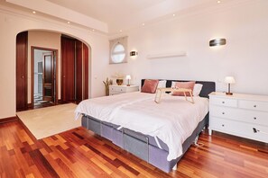 3 室のベッドルーム、アイロン / アイロン台、WiFi、ベッドシーツ