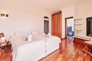 3 室のベッドルーム、アイロン / アイロン台、WiFi、ベッドシーツ