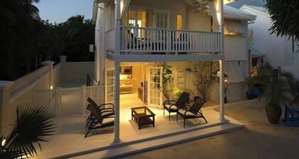 Cette charmante maison de ville de 3 chambres et 2 salles de bains est nichée à quelques instants