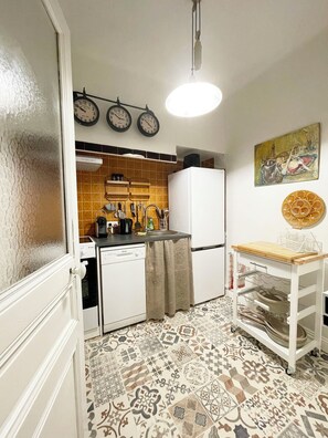 Kylskåp, mikrovågsugn, ugn och diskmaskin