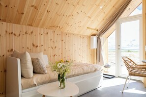 スーペリア バンガロー レイクビュー | 1 室のベッドルーム、ノートパソコン用作業スペース、防音設備、WiFi (無料)