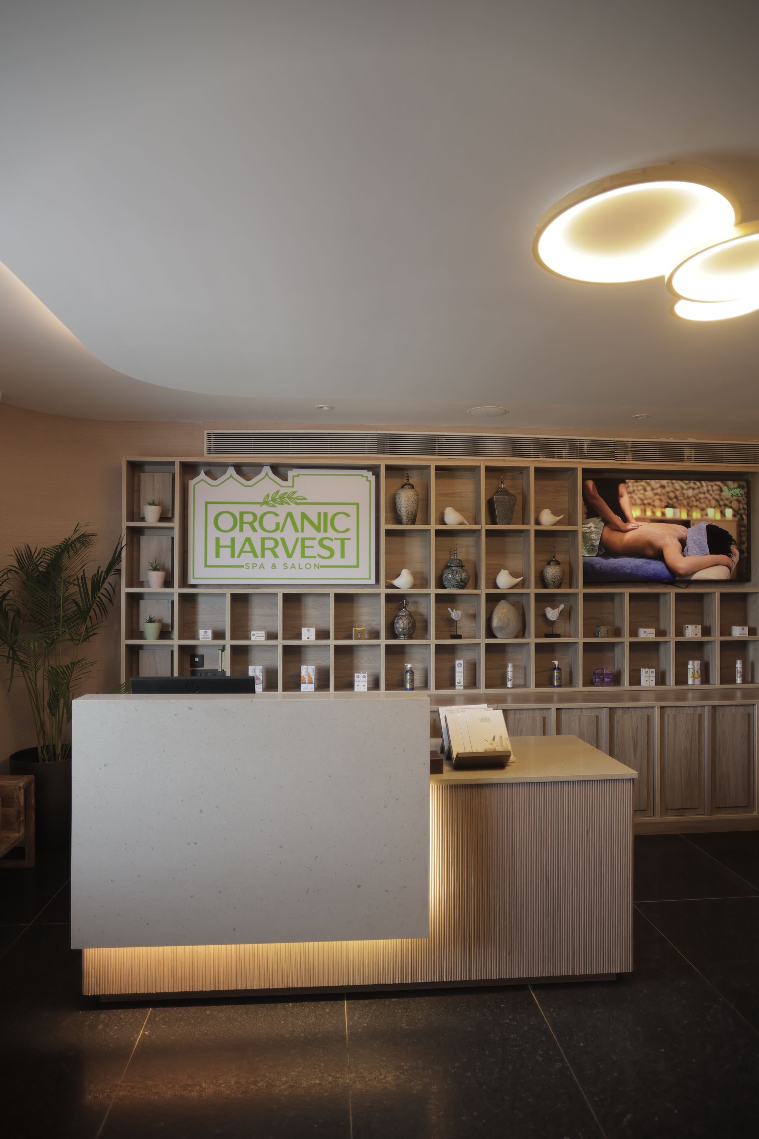 Una mesa de recepción con un letrero que dice "ORGANIC HARVEST SPA & SALON".