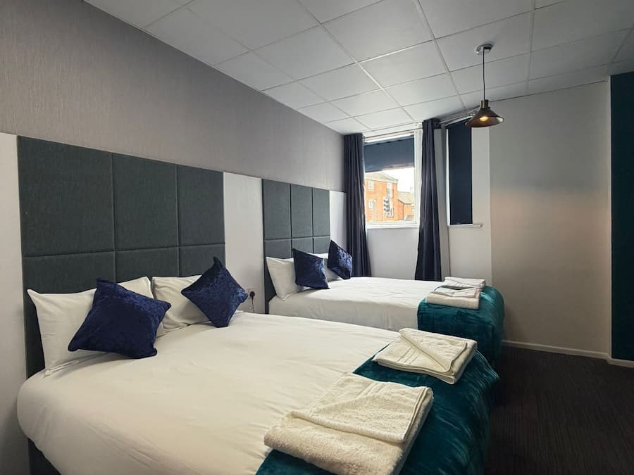 Deluxe-Zweibettzimmer, 2 Doppelbetten, Nichtraucher, mit Bad | Schreibtisch, Bügeleisen/Bügelbrett, kostenloses WLAN, Bettwäsche