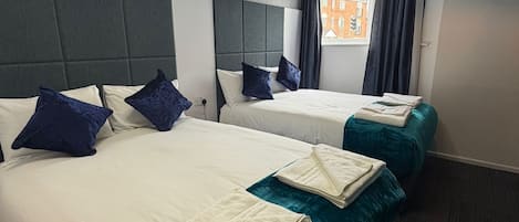 Chambre Deluxe avec lits jumeaux, 2 lits doubles, non-fumeurs, salle de bains attenante | Bureau, fer et planche Ă repasser, Wi-Fi gratuit, draps fournis