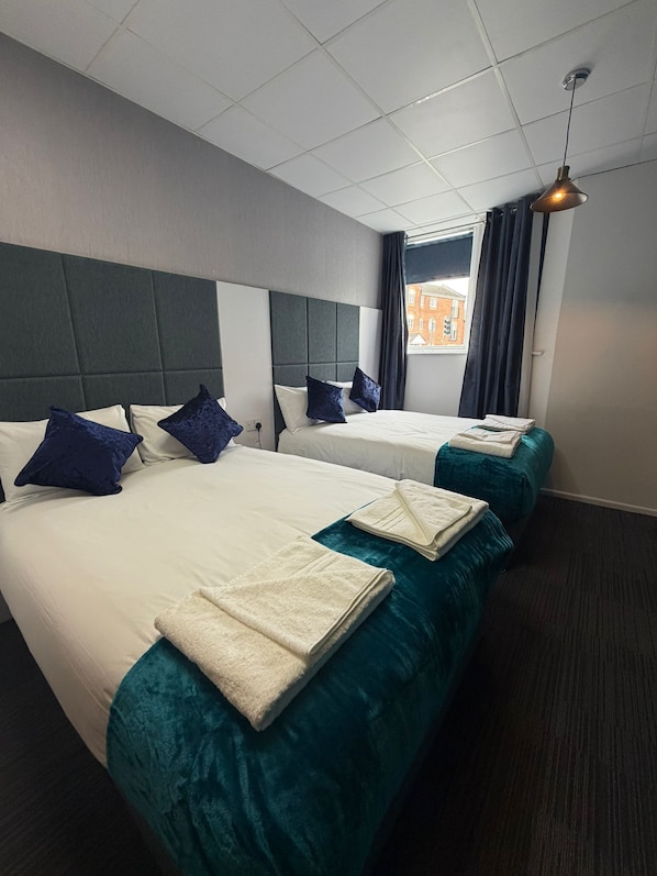 Chambre Deluxe avec lits jumeaux, 2 lits doubles, non-fumeurs, salle de bains attenante | Bureau, fer et planche Ă repasser, Wi-Fi gratuit, draps fournis
