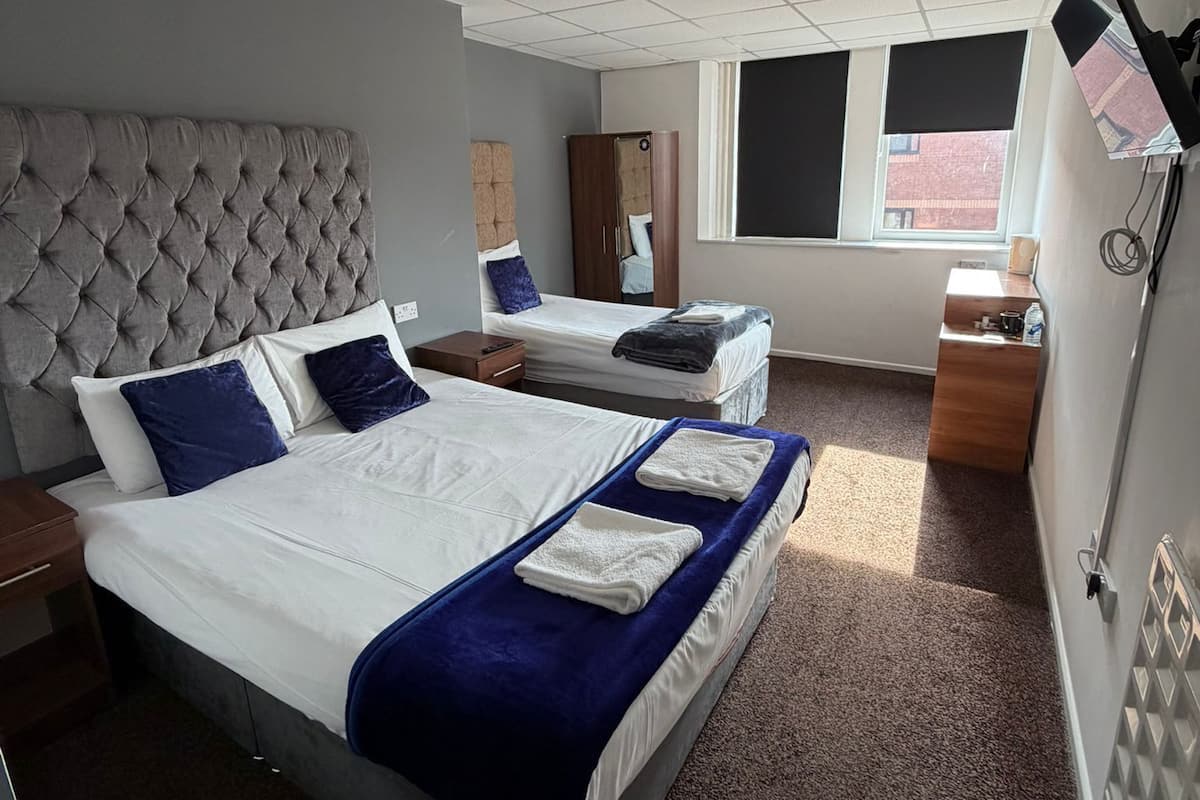 Chambre Familiale, plusieurs lits, non-fumeur, salle de bains attenante