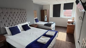 Chambre Familiale, plusieurs lits, non-fumeurs, salle de bains attenante | Fer et planche à repasser, Wi-Fi gratuit, draps fournis