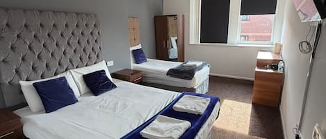 Familjerum - flera sängar - icke-rökare - eget badrum | Strykjärn/strykbräda, gratis wi-fi och sängkläder