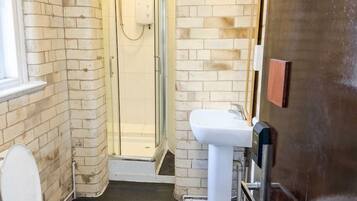 Dobbeltværelse - 1 dobbeltseng - ikke-ryger - privat badeværelse | Badeværelse | Bruser, brusehoved med spredningseffekt, gratis toiletartikler