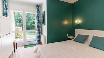 2 bedrooms, travel crib