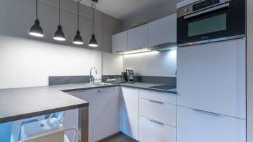 Réfrigérateur, micro-ondes, four, plaque de cuisson