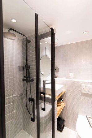 Douche, sèche-cheveux