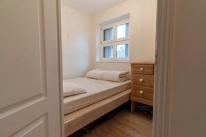 2 bedrooms, iron/ironing board, WiFi