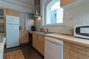 Kylskåp, mikrovågsugn, ugn och spishäll