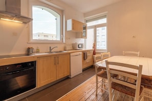 Réfrigérateur, four à micro-ondes, un four, surface de cuisson