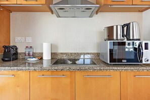 ثلاجة، ميكروويف، فرن، موقد طهي مسطح