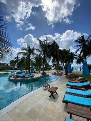 2 piscines extérieures