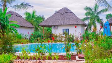 Habitación estándar, vistas a la piscina | Minibar, caja fuerte, decoración individual y mobiliario individual