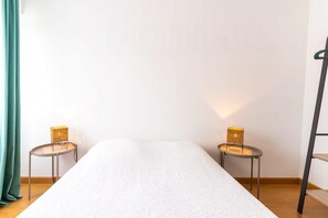 2 Schlafzimmer, Bügeleisen/Bügelbrett