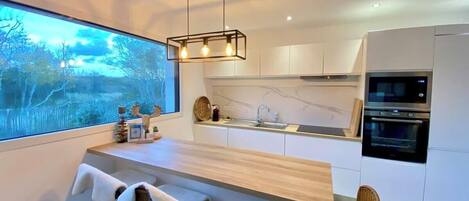 Réfrigérateur, micro-ondes, four, plaque de cuisson