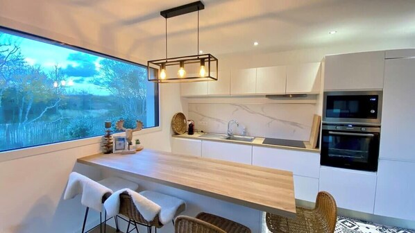 Réfrigérateur, micro-ondes, four, plaque de cuisson