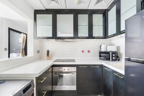 Réfrigérateur, micro-ondes, plaque de cuisson, cafetière/bouilloire