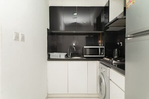 Kühlschrank, Mikrowelle, Herdplatte, Toaster