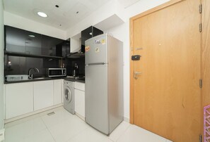 Frigorifero, microonde, piano cottura, tostapane