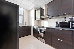 Frigorífico, microondas, horno y placa de cocina