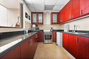 Kühlschrank, Mikrowelle, Herdplatte, Geschirrspüler