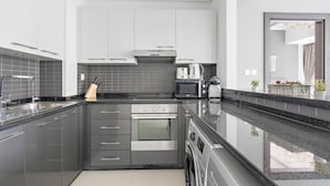 Wasserkocher mit Kaffee-/Teezubehör, Kühlschrank, Mikrowelle, Ofen