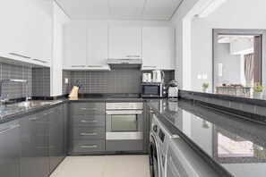 ثلاجة، ميكروويف، فرن، موقد طهي مسطح