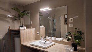 Hårtork, handdukar, tvål och toalettpapper