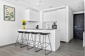 Fridge, microwave, oven, stovetop - Stonetree - Bay Central 2 1 BR - Amazing Building Facilities (Dubai Marina)