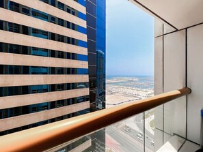 Property grounds - StoneTree - Elite Residence 1 BR - Near Tram Station (Dubai Marina)