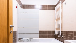 A bathroom with a bathtub, two toilets, and a shower. - Bonum Vitae in Rome With 1 Bedrooms and 1 Bathrooms (Rome)