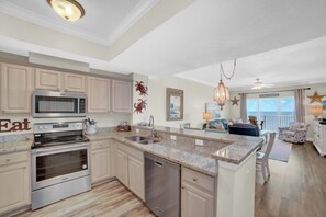 Refrigerador, microondas, horno, placa de cocina