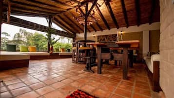 Villa | Área de sala de estar | Televisión de pantalla plana y juguetes