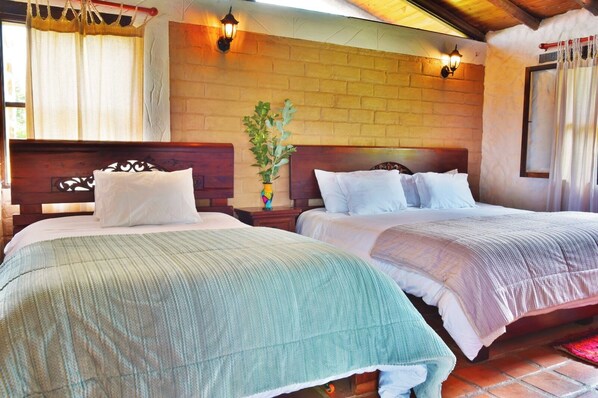 Habitación cuádruple Confort | Baño | Regadera tipo lluvia y amenidades de baño de diseñador 