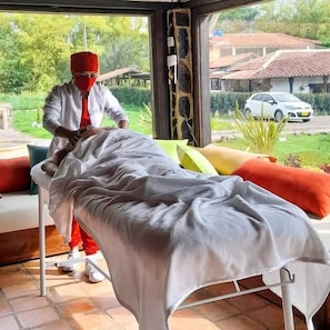 Una habitación con cama, ventana y vista al exterior.