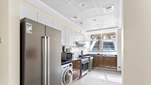 Private kitchen - StoneTree - Marina Arcade 2BR+Maids - Famous Location (Dubai Marina)