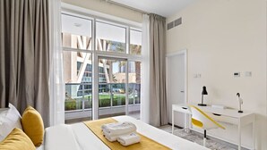 Room - StoneTree - Marina Arcade 2BR+Maids - Famous Location (Dubai Marina)