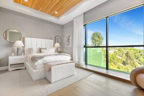 6 Schlafzimmer, Schreibtisch, Bügeleisen/Bügelbrett, WLAN